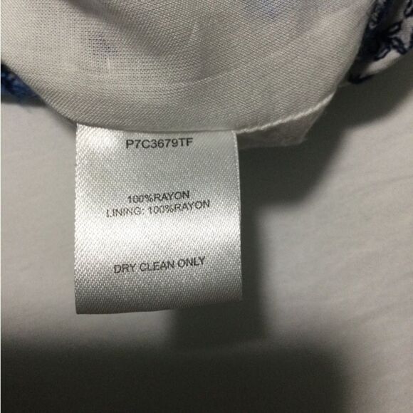 Parker Blouse Top Women’s Size Large Color White & Blue Embroidered Flower - Picture 6 of 11